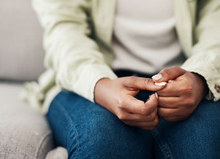 Ahdistunut henkilö näpäräilee sormiaan hermostuneesti.