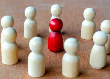 Punainen hahmo, jota ympäröivät beige-hahmot, jotka edustavat vaikutusvaltaa, joka voi viitata johtajuuteen tai häirintään. Tehy-lehti tekee juttua työpaikkakiusaamisesta.