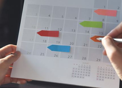 Uuden työvuorojen suunnittelujärjestelmän sisältämä optimointityökalu ei mahdollista yhteisöllistä työvuorosuunnittelua. Ihminen merkitsee kalenteriin menojaan.