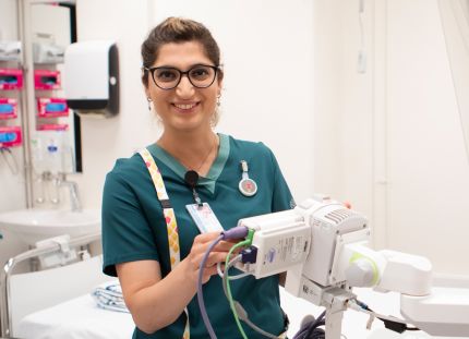 Sairaanhoitaja Pinar Sahindal työtehtävien ääressä.