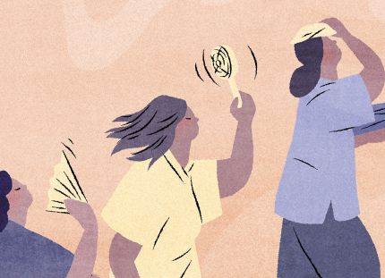 Kolme naista kulkee peräkanaa. Kaikki yrittävät viilentää oloaan. Kaksi leyhyttelee viuhkaa ja yhdellä on jääpalapussi pään päällä.