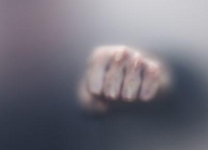 Potilas pahoinpiteli kolmea sairaanhoitajaa ja yhtä lääkäriä Porvoossa keväällä 2020. Nyrkki mattalasin takana, abstrakti valokuva