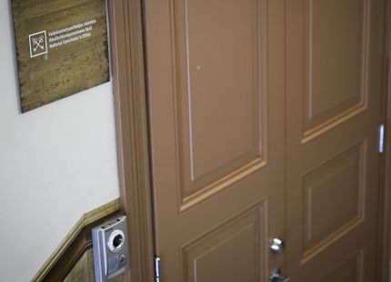 Valtakunnansovittelijan toimiston ovi ja ovisummeri.