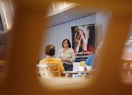 Tarja Mellanen puhumassa vanhuksille. 