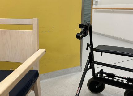 Rollaattori sairaalan käytävällä. Vanhustyön työpaine on Suomessa Pohjoismaiden korkein.