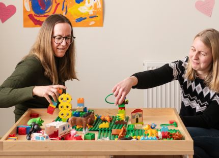 Päiväkodin aluejohtaja Ida Åsvik ja lastenhoitaja Gabriella Ljunggren ovat töissä Pedersöressä, jonka varhaiskasvatuksessa halutaan keskittyä hyvään. He istuvat puisen pöydän ympärillä, jossa on lasten dublo-palikoita.