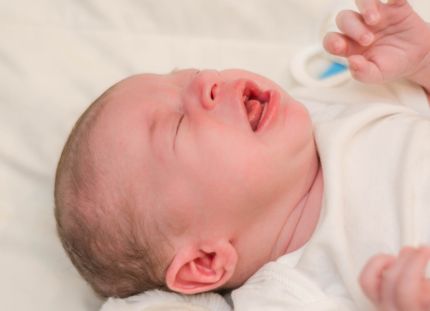 Vastasyntynyt vauva makaa silmät kiinni ja suu auki. Ylähuulijänteen katkaisutoimenpiteiden määrä on viime vuosina kasvanut useissa maissa, vaikka tutkimusnäyttö toimenpiteen hyödyistä on ollut rajallista.