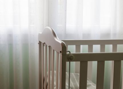 Tyhjä vauvan pinnasänky.