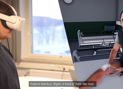 Opiskelija harjoittelee hoitotilannetta jalkavamman saaneen virtuaalipotilaan kanssa.