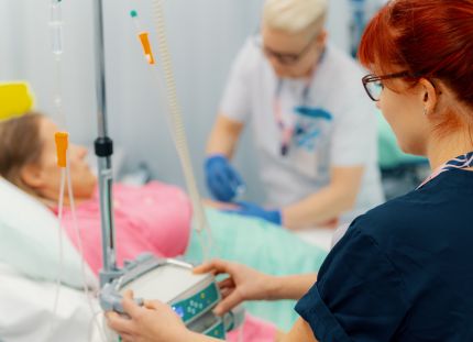 Valtiovalta on valmistellut hyvinvointialueiden käyttöön yhteiset pelisäännöt vuokratyövoiman hillitsemiseksi. Hoitaja säätämässä tippatelineen asetuksia.