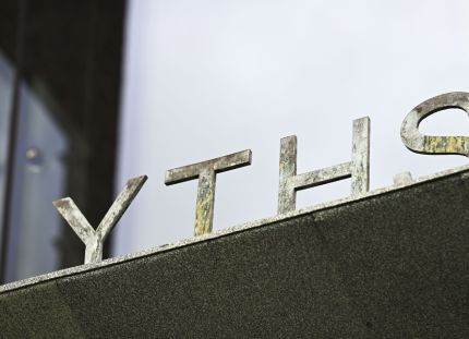 YTHS:n logo rakennuksen katolla. YTHS:n muutosneuvottelut päättyivät henkilöstön kannalta raskaaseen lopputulokseen. Työnsä menettää 58 työntekijää ja kahdeksan tehtävää osa-aikaistetaan.