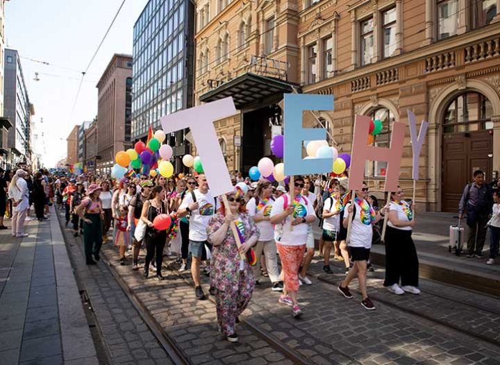 Tehy Pride-kulkueessa