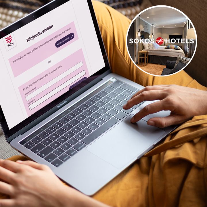 Nainen istuu sohvalla ja katsoo läppäriltä Tehyn asiointipalvelua