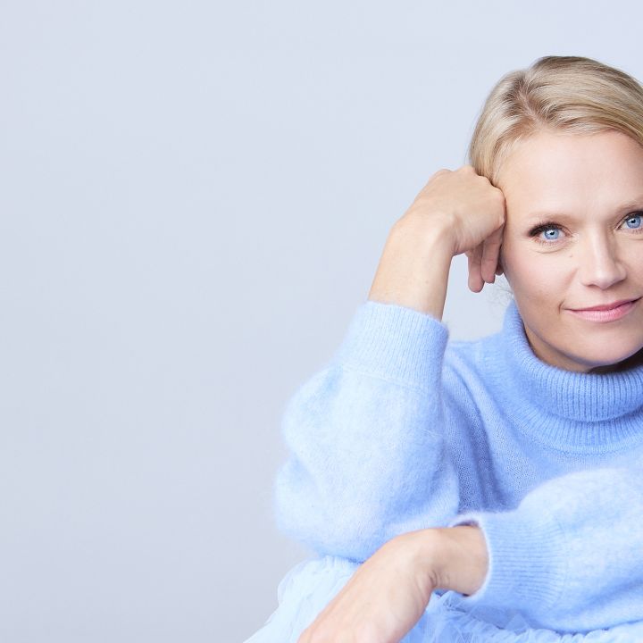 Maaret Kallio istumassa