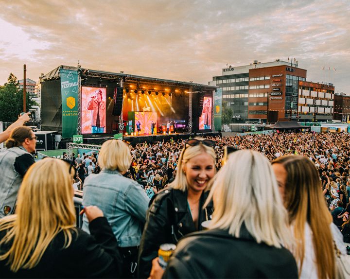 Yleisöä festareilla