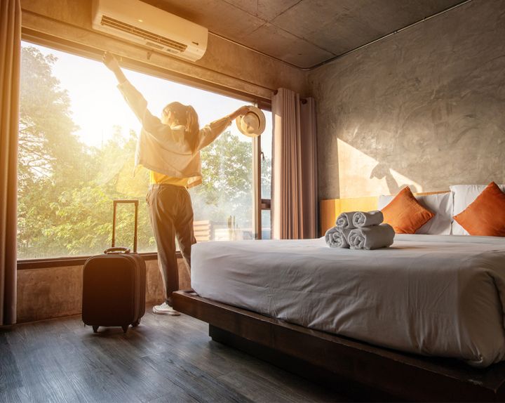 Nainen hotellihuoneessa
