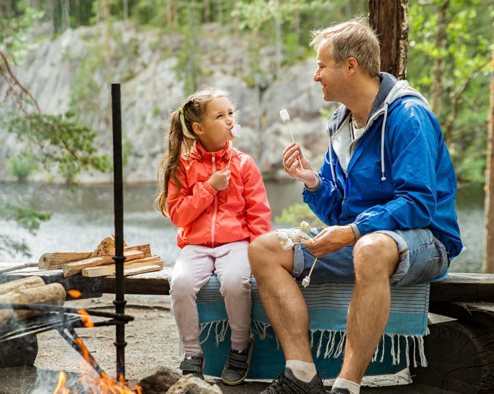 Isä ja tytär nuotiolla