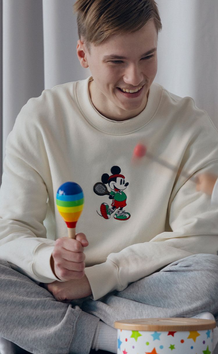 Kuvassa varhaiskasvatuksen ammattilainen lapsen kanssa