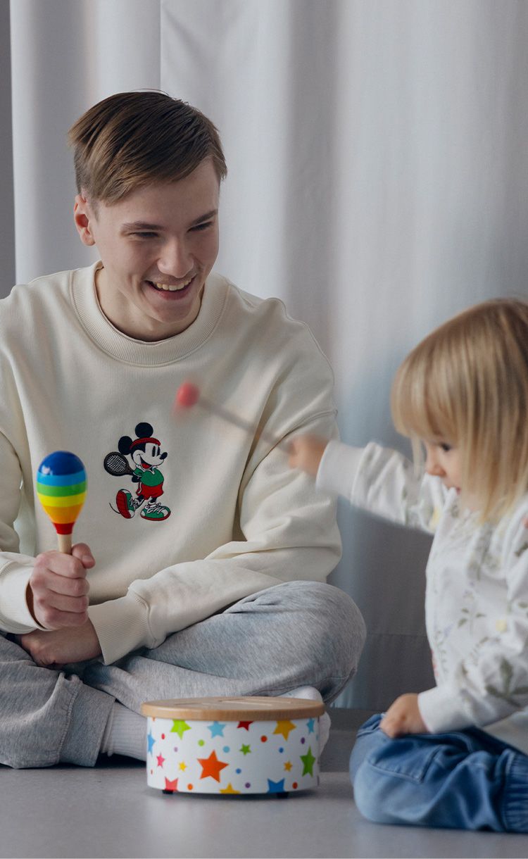 Kuvassa varhaiskasvatuksen ammattilainen lapsen kanssa