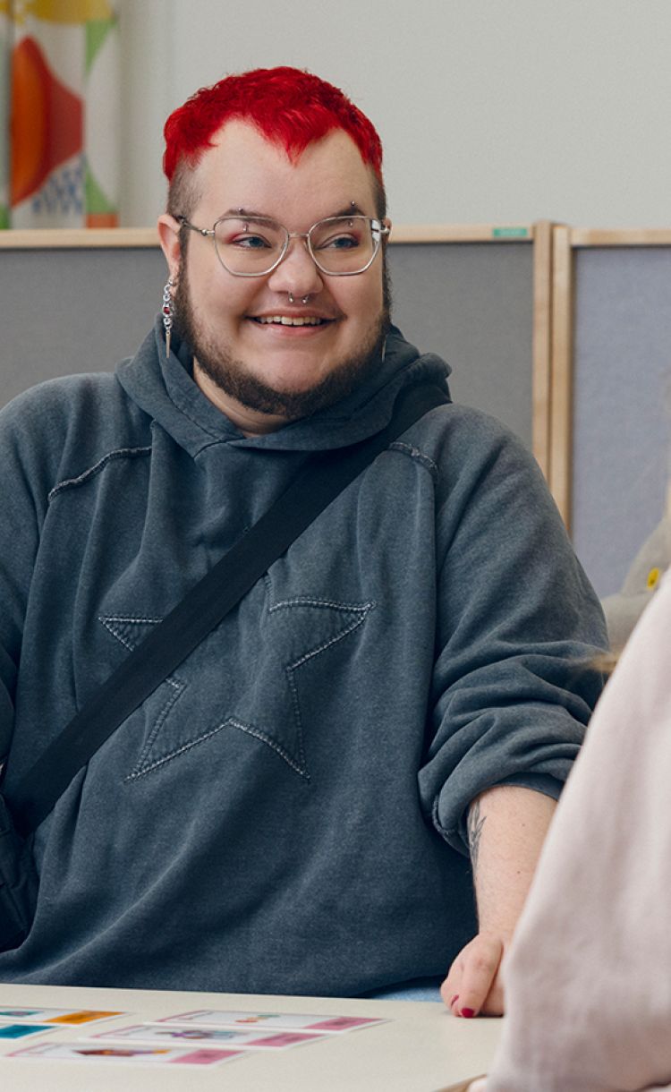 Sosionomi nuoren asiakkaan kanssa