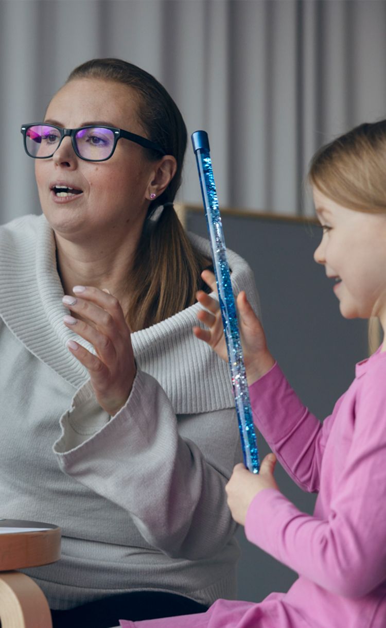 Lastenhoitaja leikkii lapsen kanssa