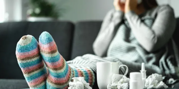nainen villasukissa niistää