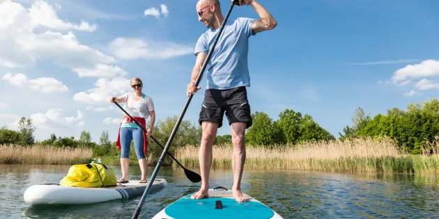 nainen ja mies suplaudoilla järvellä