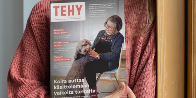 Henkilö pitää Tehy-lehteä sylissä.