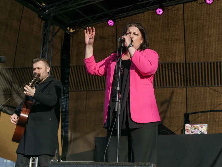 Artisti Hanna Pakarinen esitti tehyläisten voimabiisin Rakenteet.