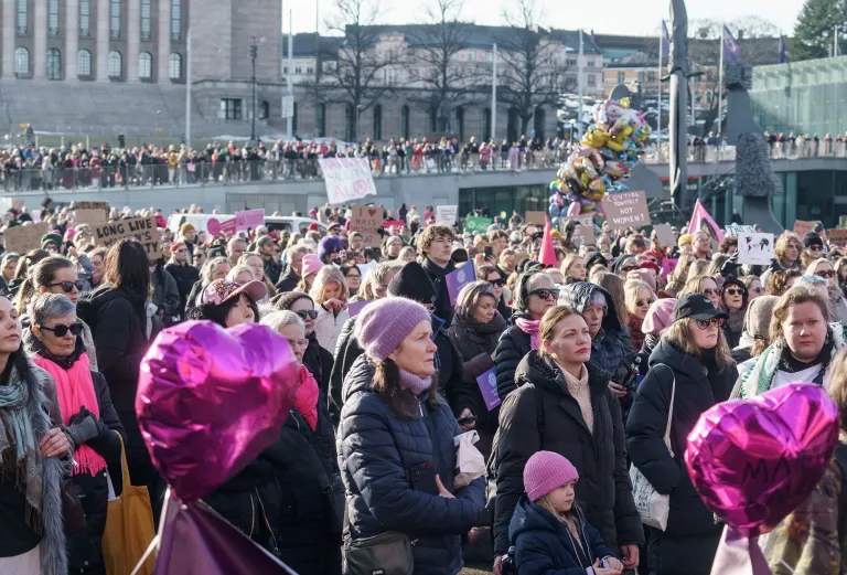 Naistenpäivän marssille osallistui tuhansia ihmisiä