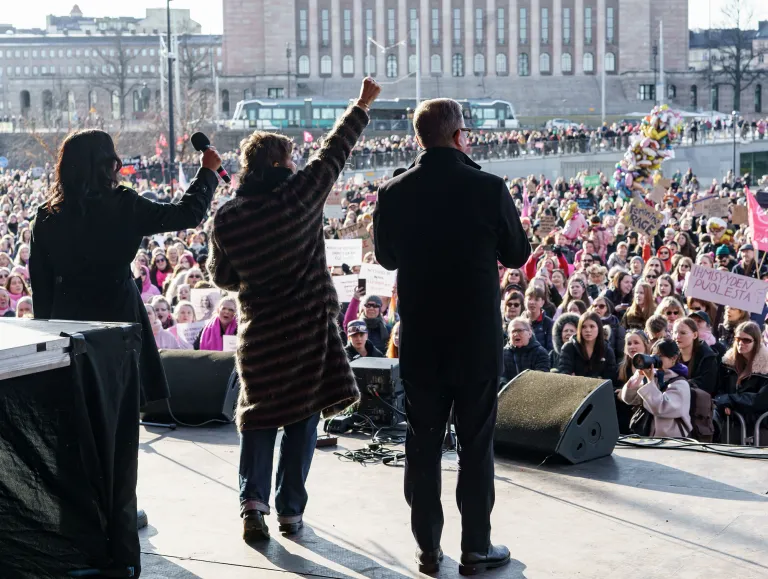 Tunnelmat tiivistyivät Naistenpäivän marssilla Helsingin Kansalaistorilla