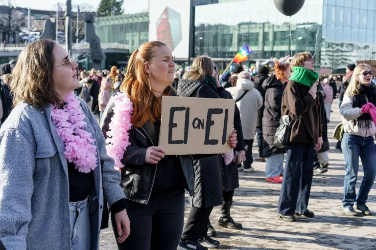 Osallistujia Naistenpäivän marssilla