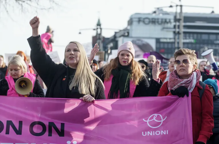Osallistujia Naistenpäivän marssilla