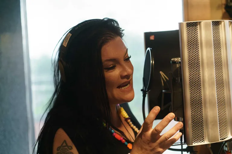 Hanna Pakarinen laulaa studiossa