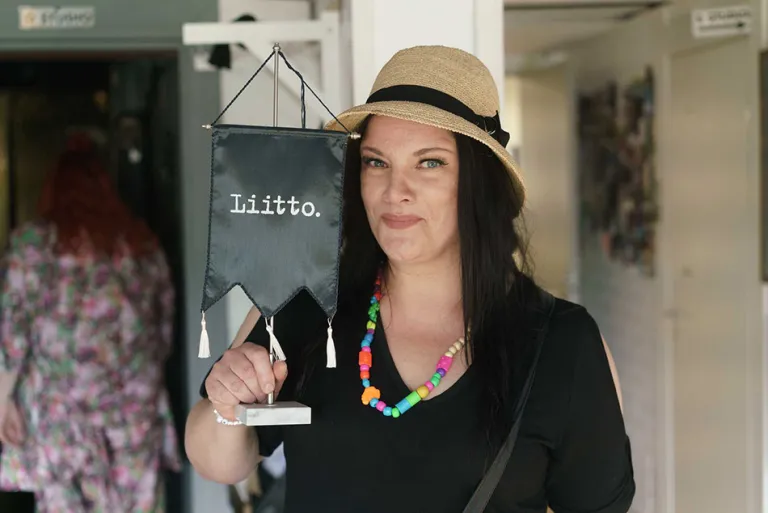 Hanna Pakarinen pitää Liitto-viiriä kädessä