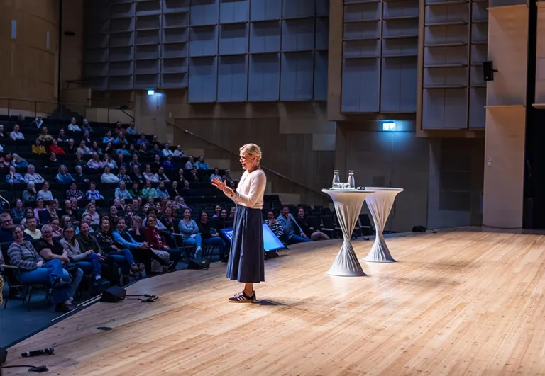 Maaret Kallio esiintymässä tehyläisille