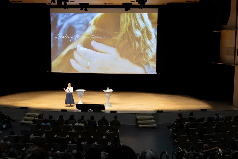 Maaret Kallio esiintymässä tehyläisille