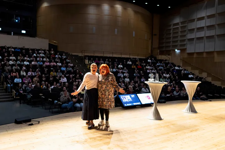 Maaret Kallio ja Millariikka Rytkönen lavalla