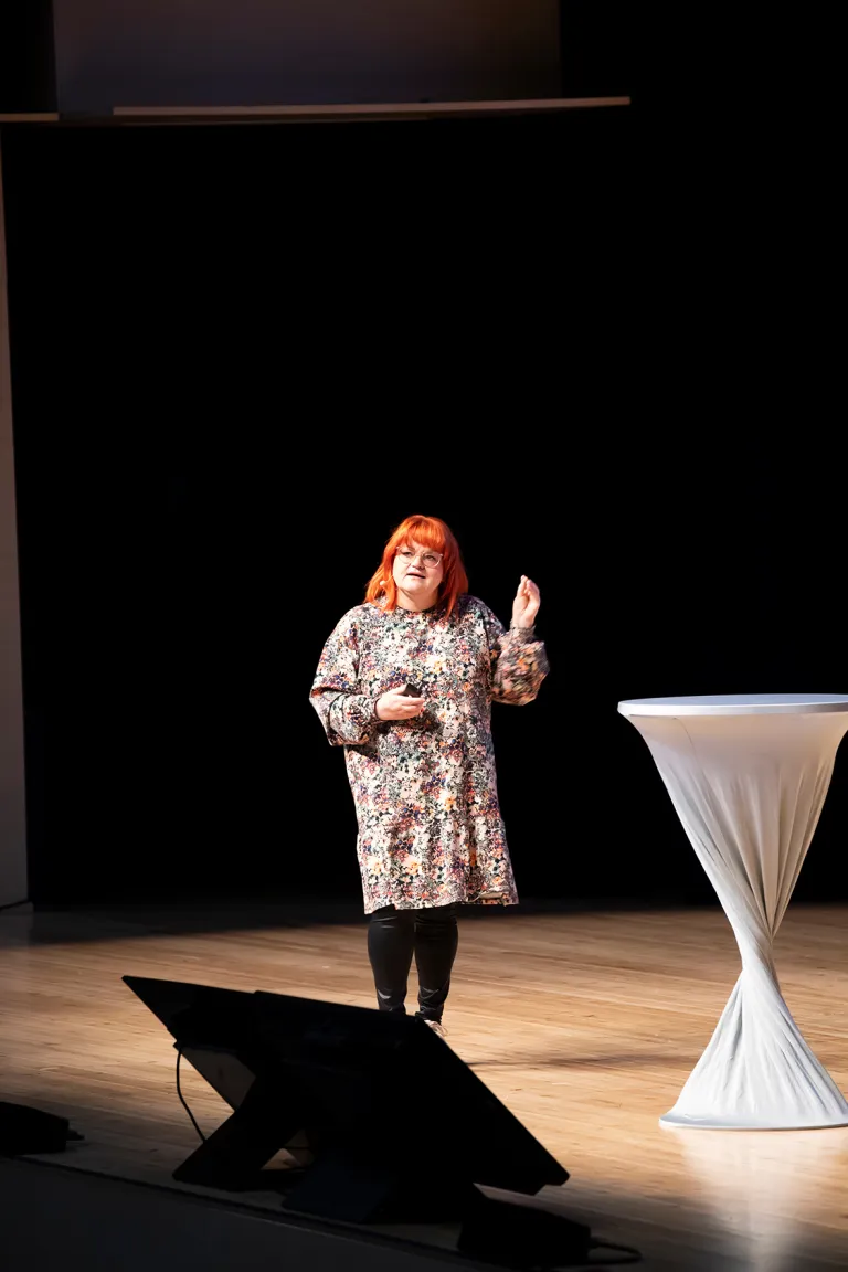 Millariikka Rytkönen lavalla esiintymässä tehyläisille