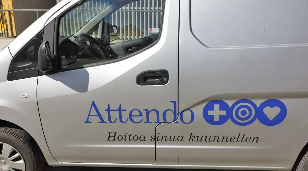 Pakettiauto, jossa on teksti "Attendo - Hoitoa sinua kuunnellen".