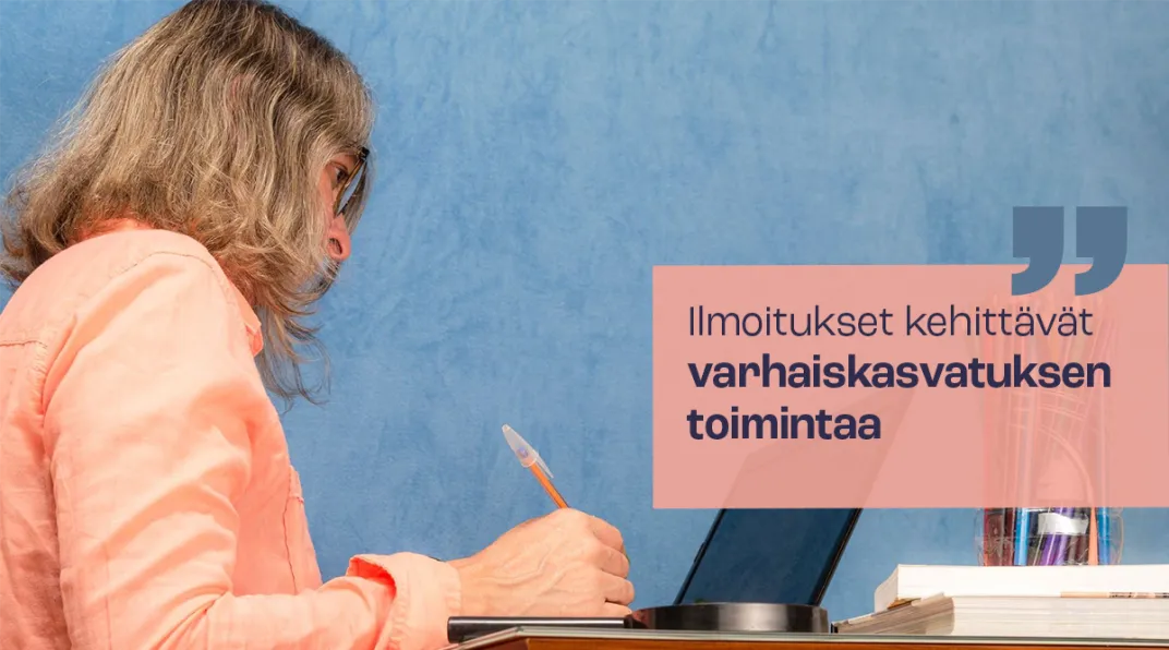 Nainen kynä kädessä tietokoneen äärellä.