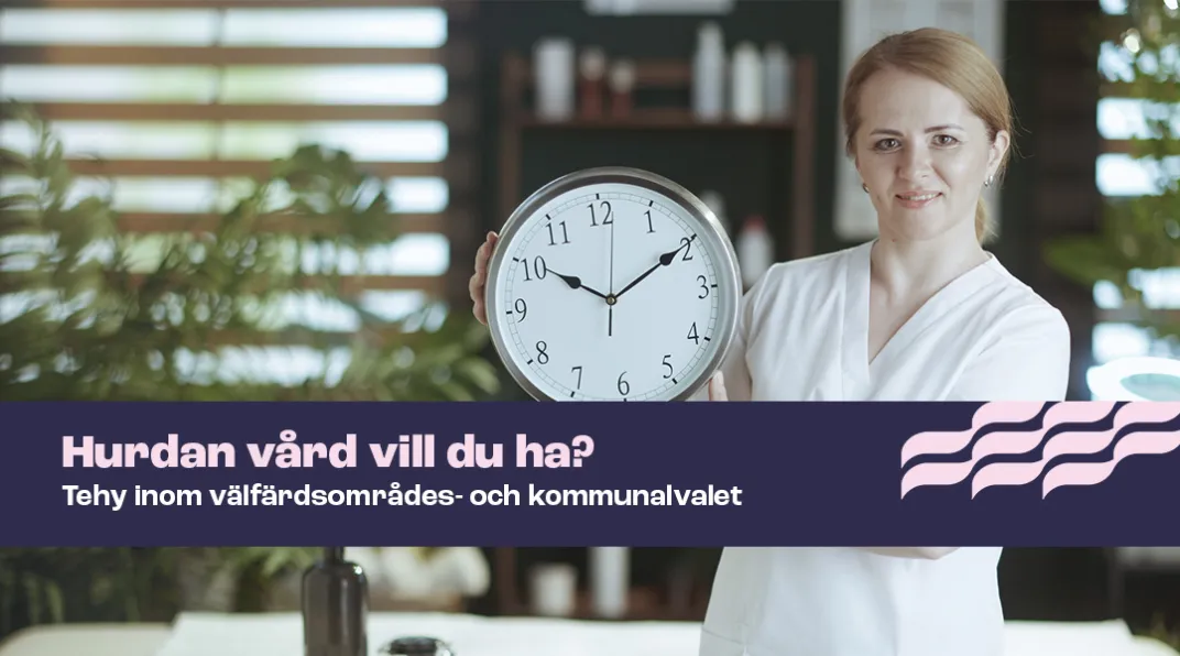 En sjuksköterska tittar på kameran och visar en stor klocka. 