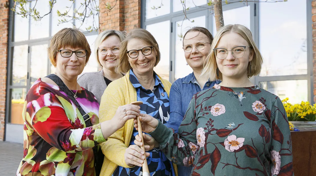 Kuvassa palkittuja edustavat henkilöt, joiden nimet ja oppilaitokset on vasemmalta oikealle lueteltu jutussa. 