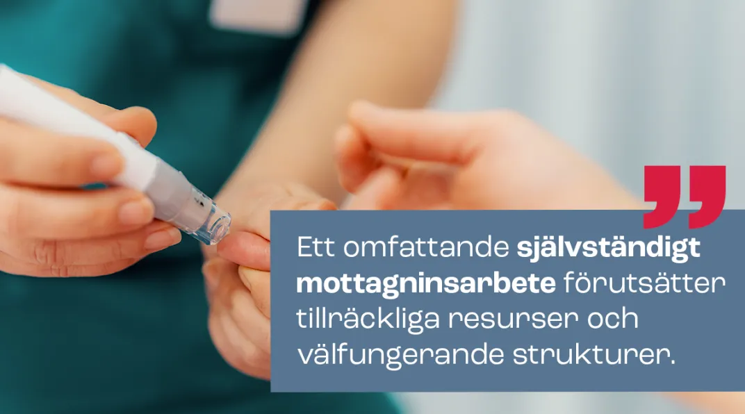 Kuvassa hoitajan kasi, joka pistaa potilasta ruiskulla sormeen.