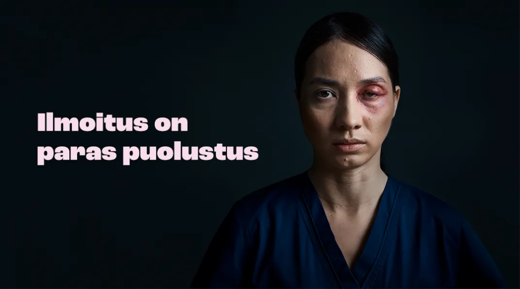 Tummahiuksinen nainen, jolla on toinen silmä musta. Kuvassa teksti "Ilmoitus on paras puolustus".