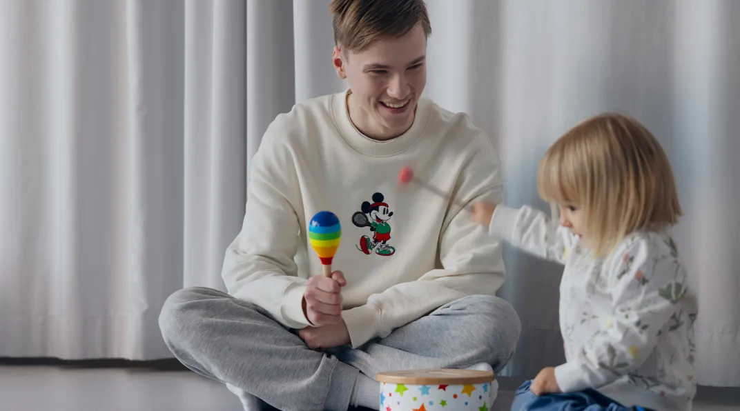 Kuvassa varhaiskasvatuksen ammattilainen lapsen kanssa