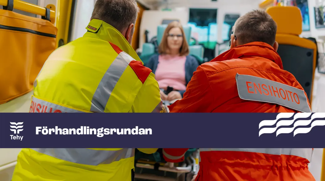Kuvassa kaksi ensihoitajaa työntää potilasta ambulanssiin. Kuvassa on myös teksti "förhandlingsrundan".