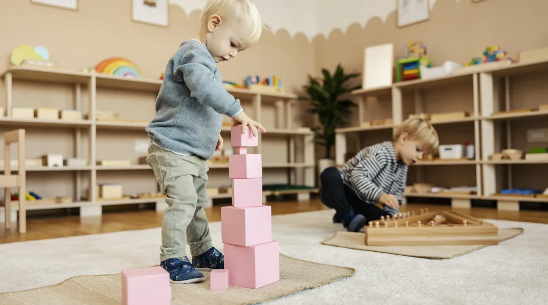 Lapsi leikkii rakennuspalikoilla.