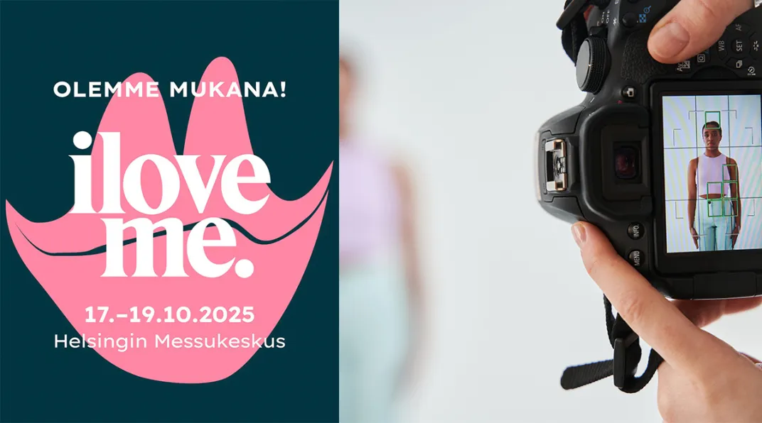 I love me -tunnus ja nainen valokuvattavana