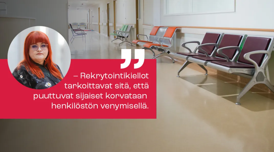 Kuvassa sairaalan odotuskäytävä. Edustalla Tehyn puheenjohtajan Millariikka Rytkösen kuva ja sitaatti: "Rekrytointikiellot tarkoittavat sitä, että puuttuvat sijaiset korvataan henkilöstön venymisellä".